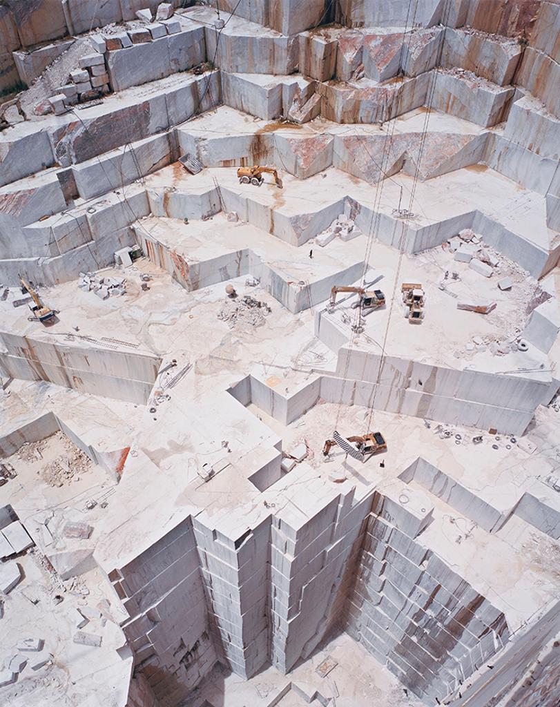 Edward Burtynsky (1955) - Iberia Quarries #3, Cochicho Co., Paradais, Portugal