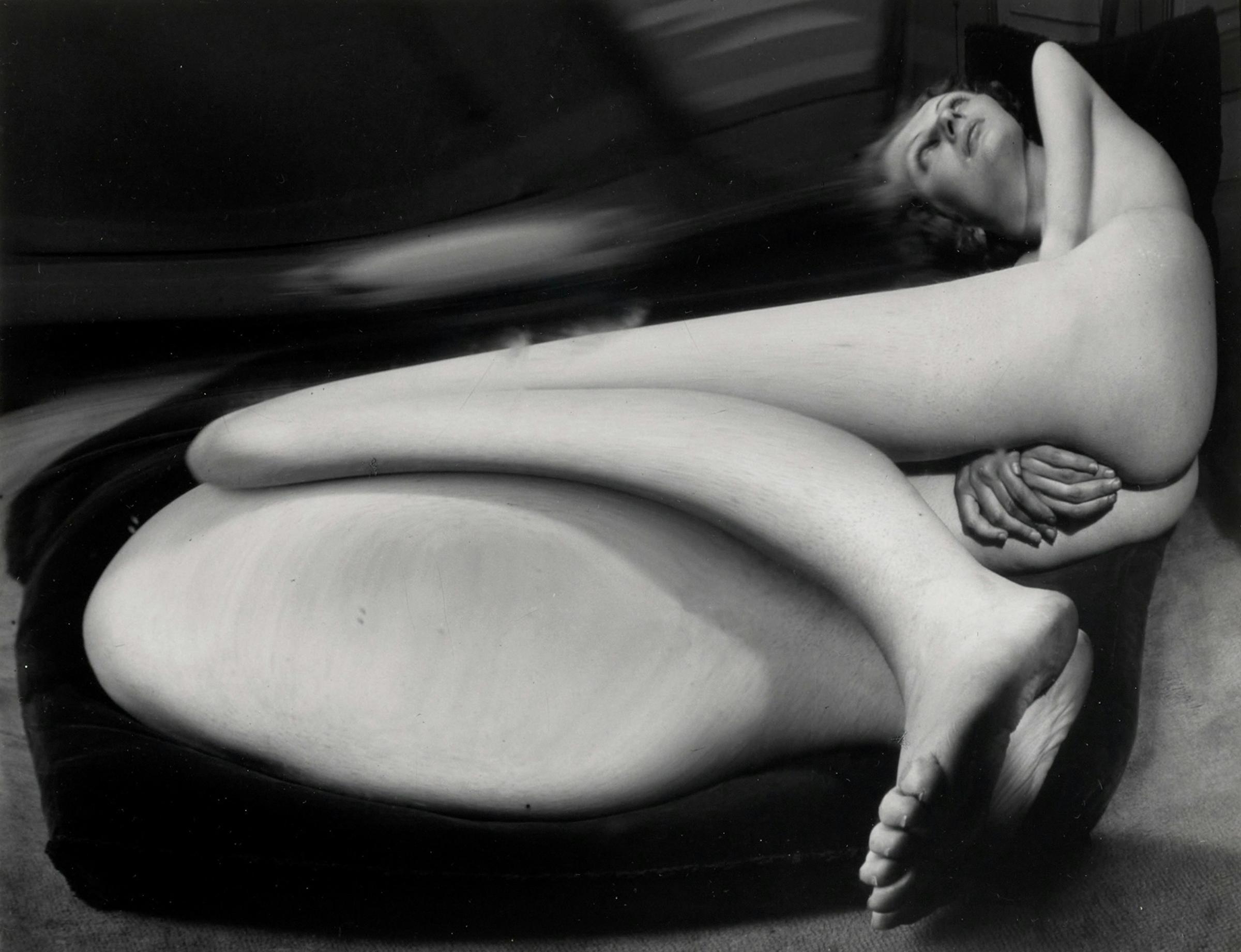 André Kertész (1894-1985) - Distortion #40, Paris, 1933