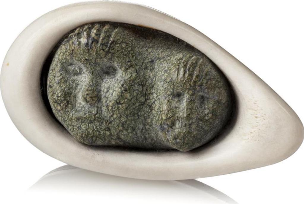 Pudloo Josephie (1931) - Pendant (Mother and Child)