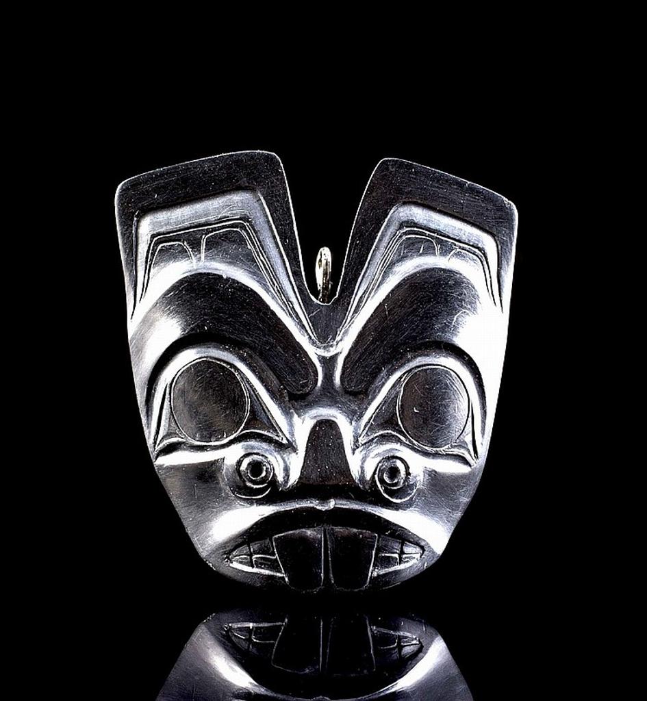 Greg White Lightbown (1953) - a carved argillite pendant in the form of a beaver