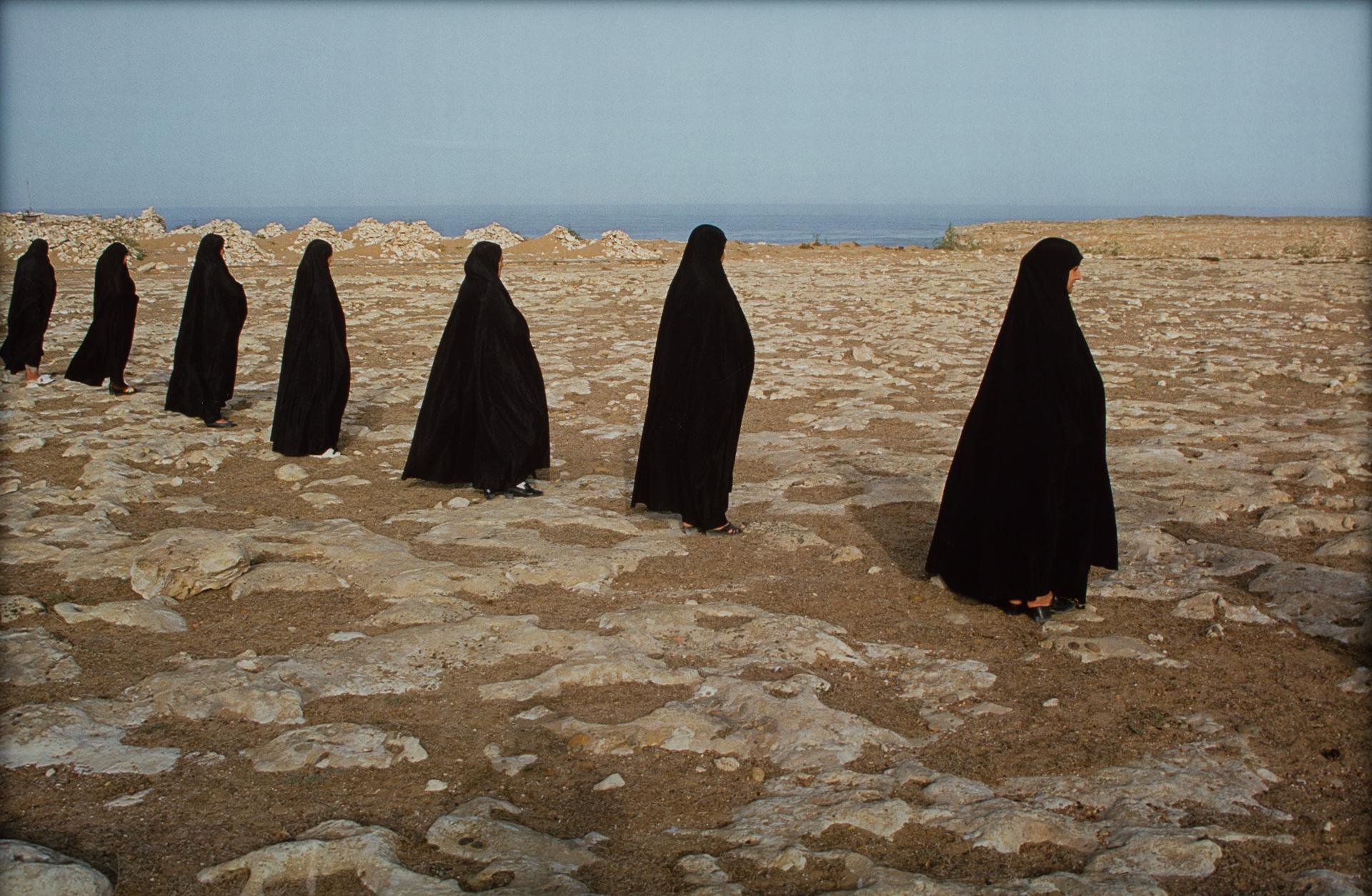 Shirin Neshat - Women in a Line (de la série « Rapture » / from the