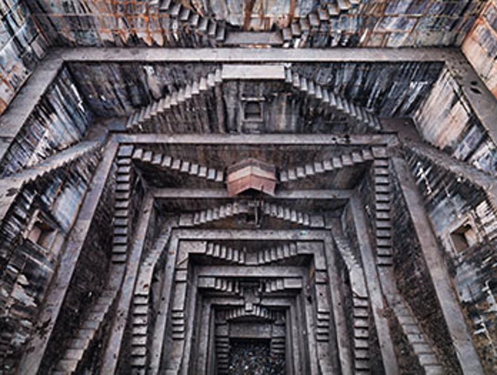 Edward Burtynsky (1955) - Stepwell #5, Nagar Kund Baori, Bundi, Rajasthan, India