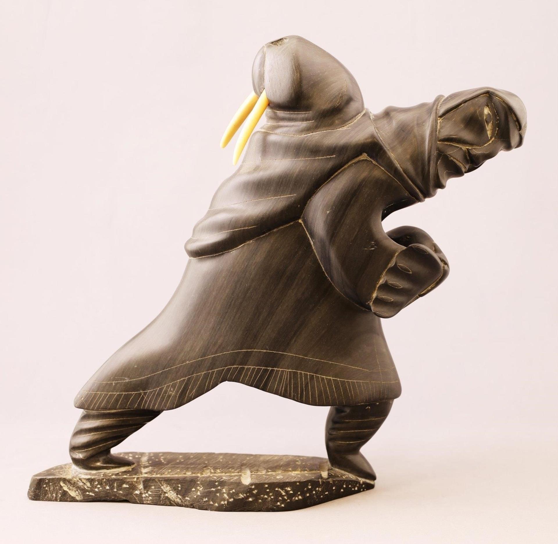 Samson Meeko (1939) - Hunter Carrying Walrus