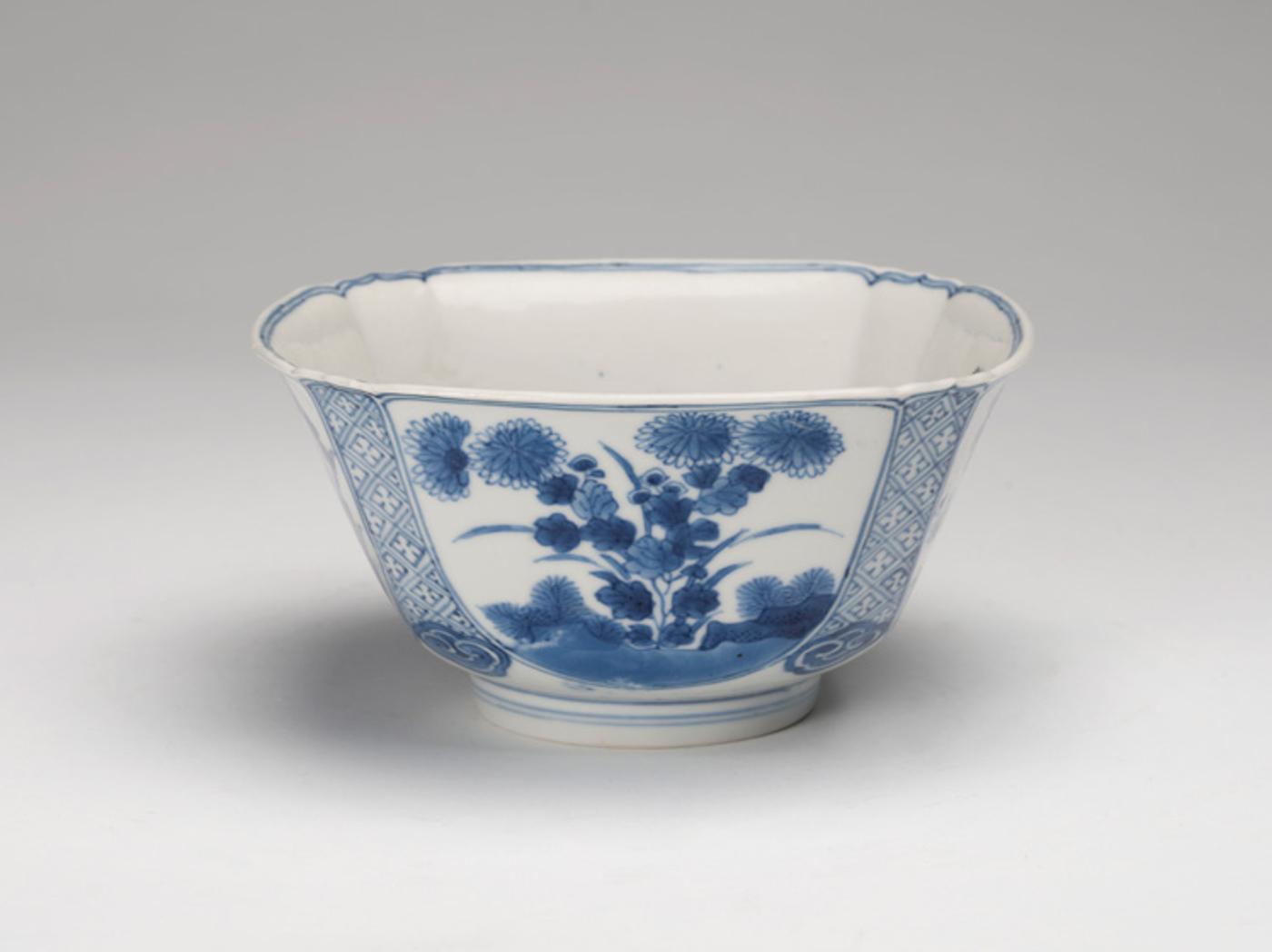 Chinese Art - A Chinese Export Blue and White Medallion Bowl, Kangxi Period (1662-1722)
