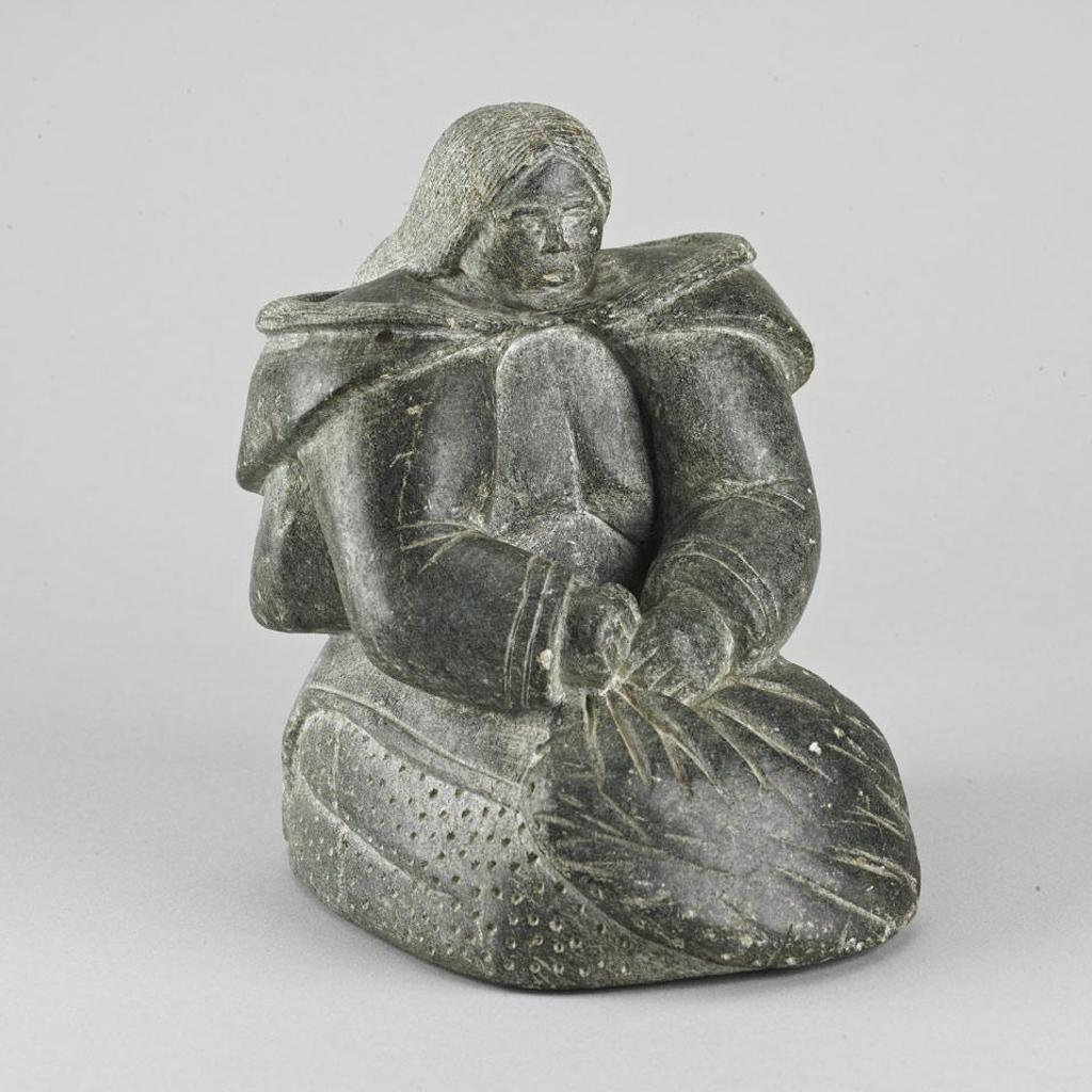 Siaja Quarak Ainalik (1910) - Kneeling Woman Holding Skin