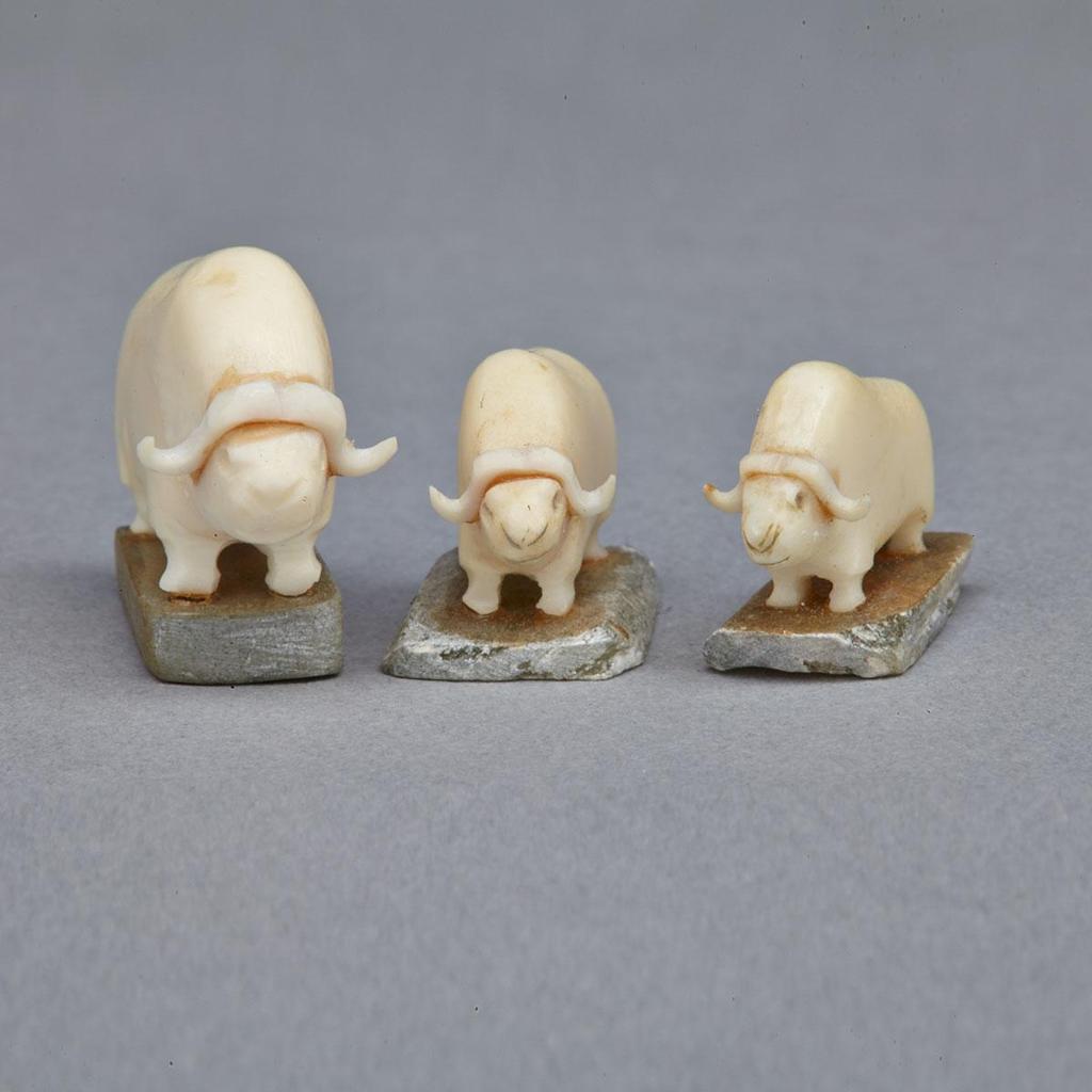 Mark Tungilik (1913-1986) - Group Of Three Musk Oxen